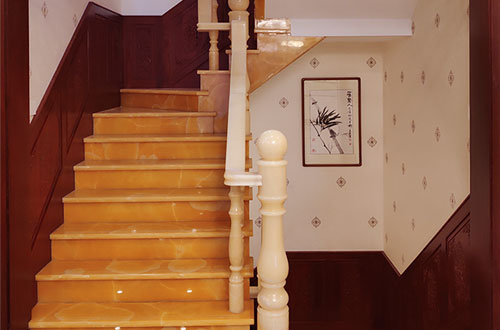 长清中式别墅室内汉白玉石楼梯的定制安装装饰效果